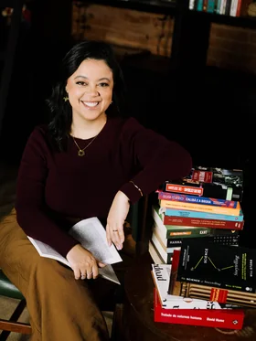 Fernanda Leal com livros