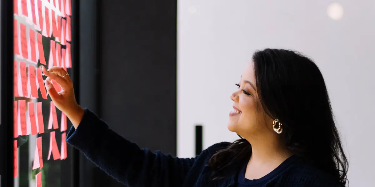 Fernanda Leal estruturando um sistema de produtos ao vivo